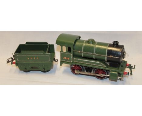 Hornby 0 gauge - tin-plate clockwork reversing LNER tank engine and tender
