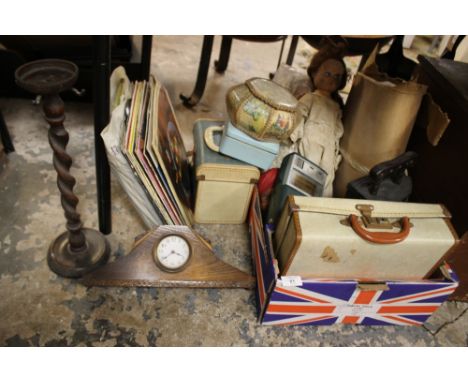 A TRAY OF VINTAGE ITEMS TO INCLUDE AN ART DECO STYLE OAK MANTLE CLOCK, DOLLS, MONEY BOX ETC. 