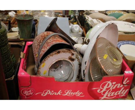 A TRAY OF VINTAGE ENAMEL LIGHT SHADES, FIRE BUCKET ETC. 