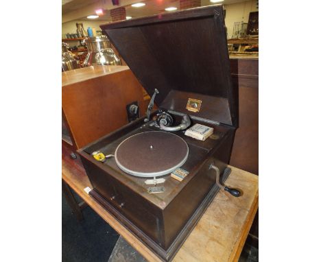 AN OAK CASED HMV TABLE TOP GRAMOPHONE