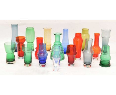 Group of Finnish Riihimäki art glass vases to include two Darlington examples, 29cm high and smaller (19)