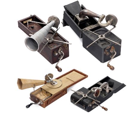 3 "Peter Pan"-Grammophone und 1 Mignonphone, um 1925  1) 3 verschiedene "Peter Pan"-Grammophone, England, 1 x mit faltbarem T