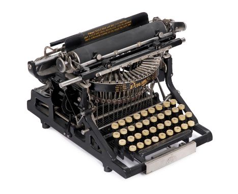"Densmore No. 1", 1891  Erstes Modell dieser klassischen amerikanischen Unteranschlagmaschine. Serien-Nr. 2727, Mechanik schw