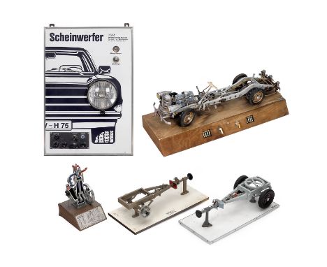 Fahrschulmodell "Höhm EH 52-61" und 4 Demonstrationsmodelle, um 1960  1) Demonstrationsmodell mit Handkurbelantrieb, Kühlerma