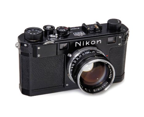 Nikon S schwarz mit Nikkor-S 1,4/5 cm, um 1952  Nippon Kogaku, Japan. Nr. 6110028, Feet-Skala, mit Nikkor-S 1,4/5 cm, Nr. 404