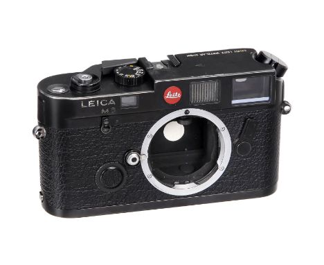 Leica M6, um 1987  Leitz, Wetzlar. Nr. 1725433, oben auf Deckel "ERNST LEITZ WETZLAR GMBH", vorne der Schriftzug "LEICA M6" u