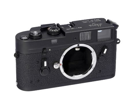 Leica M4, 1973  Leitz, Wetzlar. Nr. M4-1384394, schwarz verchromt, Verschluß läuft, mit Gehäusekappe. Neuwertiger Zu­stand. G