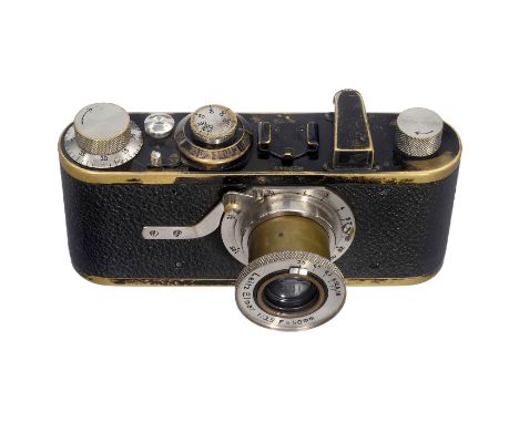 Leica I (Modell A), um 1928  Leitz, Wetzlar. Nr. 9943, mit Elmar 3,5/50 mm. Pilzförmiger Auslöser mit Vertiefung. Der starke 