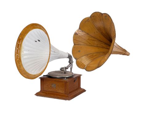Englisches Trichtergrammophon, um 1910  Mead Company, Birmingham. Helles Eichengehäuse, 25cm-Plattenteller, Federwerkmotor Ga