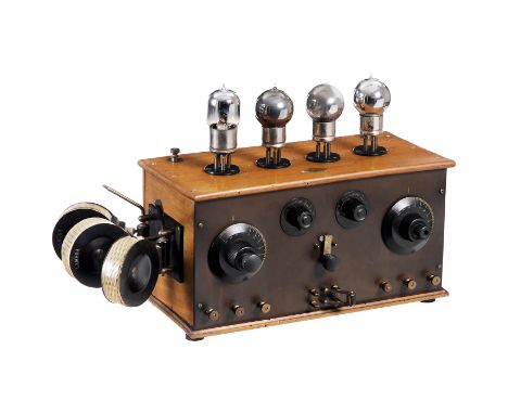 Französischer Radioempfänger Radiex, um 1926  Radiex, V. Lecomte, M. Roger, Paris. 4 außen sichtbare Röhren (eine ohne Spitze