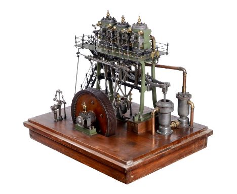 Große Dreizylinder-Dampfmaschine, um 1920  Polierter Stahl, Messing und Gußmetall, Zylinder Ø 2 x 72 mm und 1 x 58 mm, Schwun