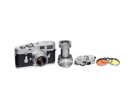 Leica M2 Ausrüstung, um 1965  Leitz, Wetzlar. 1) Leica M2, Nr. 1112677. Bei länger als ½ Sekunde steht der Verschluß, vorne u