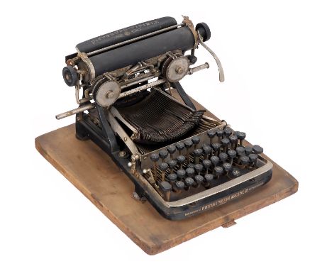 Pittsburg Visible No. 10, 1898  Hersteller: Pittsburg Writing Machine Company. Serien-Nr. 23065, amerikanische Typenhebel-Sch