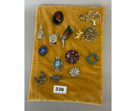 A group of vintage brooches.