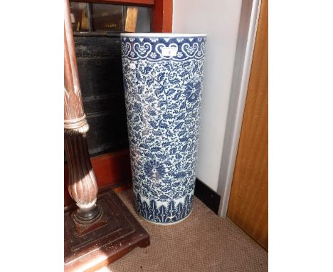 AN ORIENTAL BLUE AND WHITE CYLINDER STICK STAND 25.5" high x 10" dia