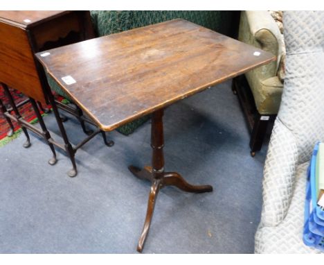 A 19TH CENTURY OAK TRIPOD TABLE, 22" wide