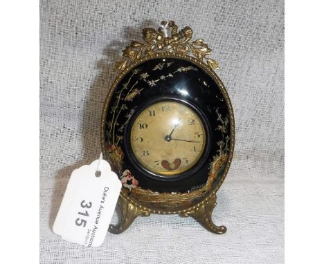 AN EARLY 20TH BRASS CENTURY DRESSING TABLE CLOCK, with black enamelled front