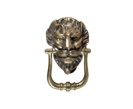 A CAST BRASS LIONS' HEAD AND RING DOOR KNOCKER,17cm high