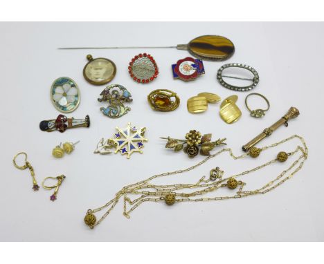 Assorted vintage jewellery including tigers eye hat pin, a propelling pencil and three enamel badges including Daily Mail Ted
