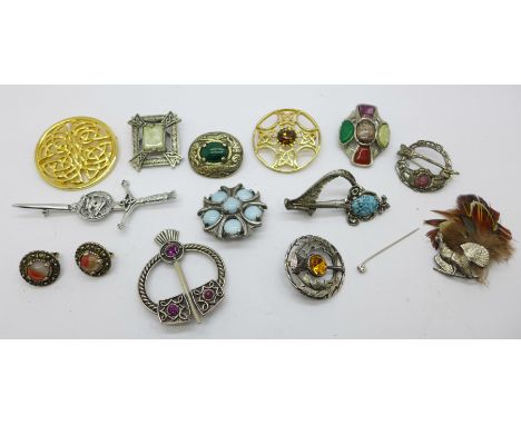 Miracle and Celtic jewellery, mostly brooches 