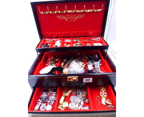 A VINTAGE JEWELLERY BOX AND CONTENTS TO INCLUDE SILVER EARRINGS, VARIOUS CLOAK CLASPS, TWO SCOTTISH CLAW BROOCHES, ONE WITH S