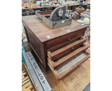 AN OAK FIVE DRAWER CHEST OF ENGINEERING TOOLS TOGETHER WITH A BOXED CLINOMETER