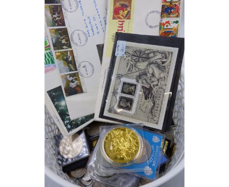 A COLLECTION OF COINS TO INCLUDE COMMEMORATIVE CROWNS AND VARIOUS OTHERS AND A COLLECTION OF FIRST DAY COVER STAMPS. 