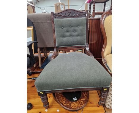 AN EARLY 20th C. MAHOGANY SHOW FRAME CHAIR WITH THE BACK BUTTON UPHOLSTERED IN GREEN