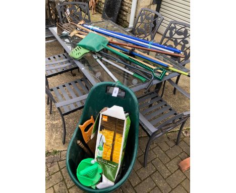 A QUANTITY OF GARDEN TOOLS 