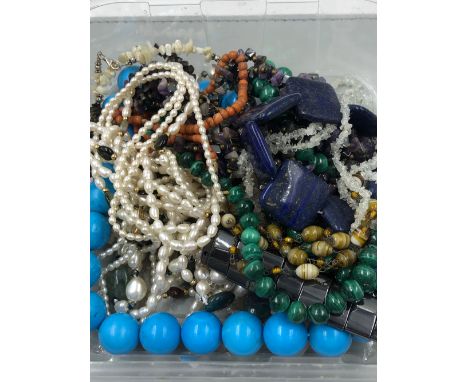 A QUANTITY OF SILVER AND OTHER JEWELLERY TO INCLUDE A CAITHNESS GLASS AND SILVER PENDENT A ROPE CHAIN, HARDSTONE SET BROOCHES