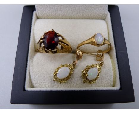 A 9ct HALLMARKED GOLD OPAL RING, FINGER SIZE O 1/2, TOGETHER WITH A PAIR OF OPAL FILIGREE DROP EARRINGS, ASSESSED AS 9ct GOLD