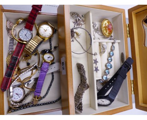 A COLLECTION OF JEWELLERY AND WATCHES TO INCLUDE A HALLMARKED SILVER SEVEN BAR GATE BRACELET, A VINTAGE SILVER CHRISTENING BA