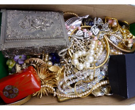 A COLLECTION OF VINTAGE COSTUME JEWELLERY TO INCLUDE A ROYAL WORCESTER FLORAL BROOCH, A SILVER AND ENAMEL BROOCH, A LARGE AMO