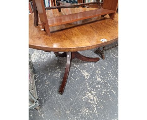 AN EARLY 19TH CENTURY MAHOGANY TRIPOD TABLE.