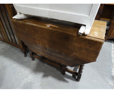 An Early 20th Century Oak Gate Leg Table