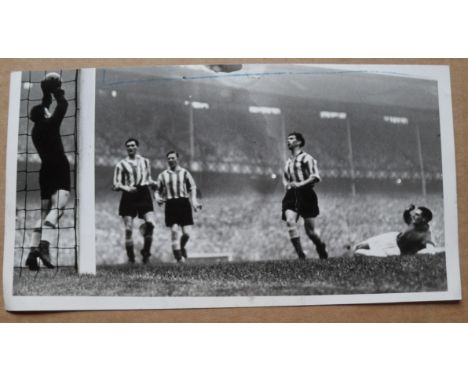 VINTAGE EVERTON V SUNDERLAND ORIGINAL PRESS PHOTO
Fold. 10 x 5 inch.  