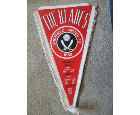 VINTAGE SHEFFIELD UNITED PENNANT
8 x 16 Inches
Missing plastic hanging bar
Ref SM