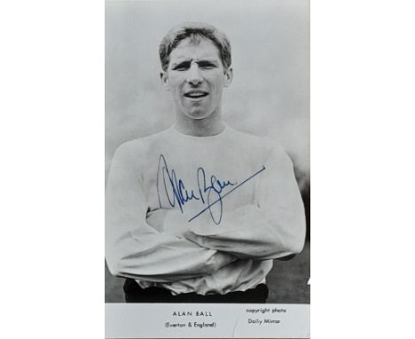 1966 WORLD CUP WINNER ALAN BALL AUTOGRAPHED DAILY MIRROR COLLECTORS CARD
Vintage Daily Mirror 6” x 4”&nbsp; football collecto