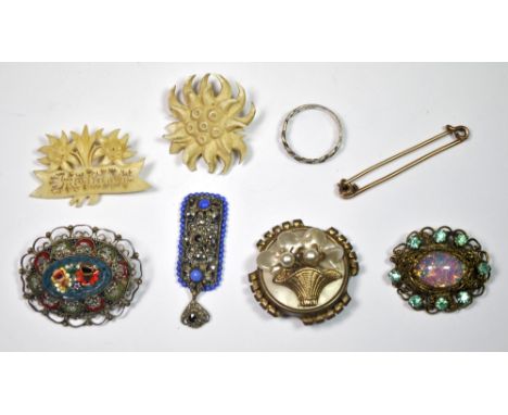 A small quantity of interesting vintage jewellery.