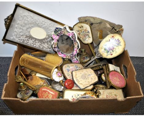 A quantity of good vintage dressing table items.