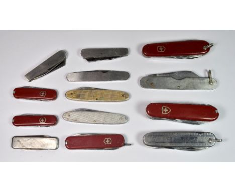 A quantity of Swiss army pocket knives and others.