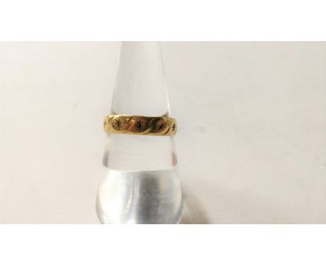 An 18 carat gold wedding ring, 2.3 g gross, cased