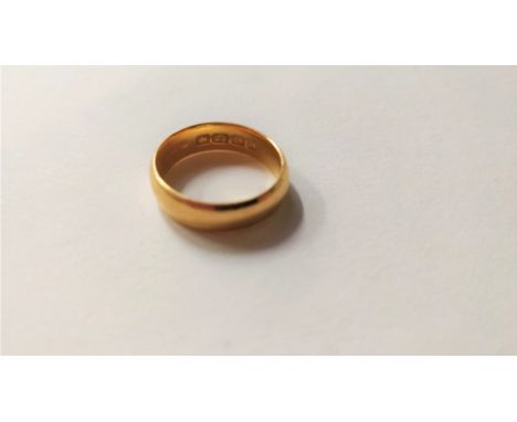 A 22 carat gold wedding ring, 6.1 g gross