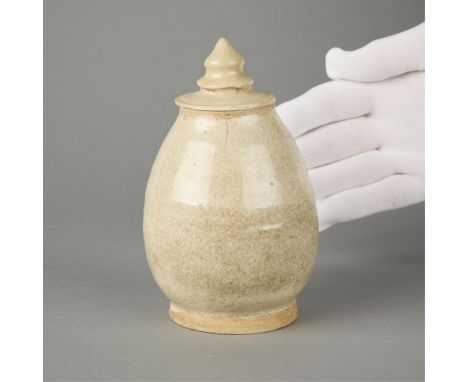 Northeastern Thai or Cambodian Sukhothai period betel nut bottle vessel or lime paste pot, ca. 15th century. Stoneware with w