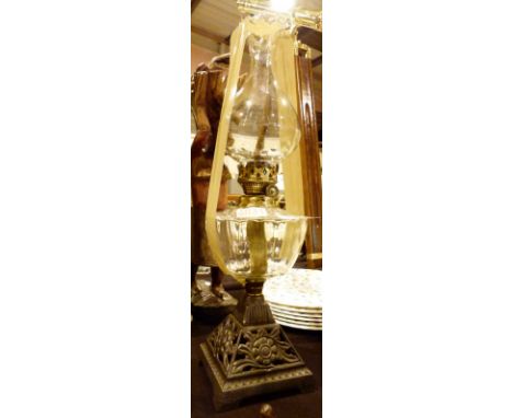 Victorian cast metal based glass oil lamp H: 50 cm 