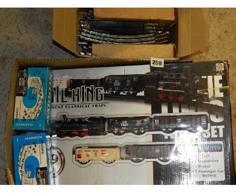 RAIL KING STATION RAILWAY SET, PLUS MARKLIN WAGON 48159, 4937 WAGON KITS & OLD TTR TRACK