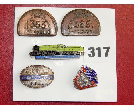 RAILWAY SERVICE BADGE WW1 LMS, 2 BR (W) PAY TOKENS, NUR 30 YEAR BADGE & ENAMEL GREEN ARROW