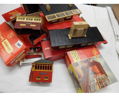 TRIANG BUILDINGS & ACCESSORIES INC MAINLY BOXED CONDITION 5582 TICKET OFFICE, R474 STATION UPPER FLOOR & CLOCK- BOXED, FOOTBR