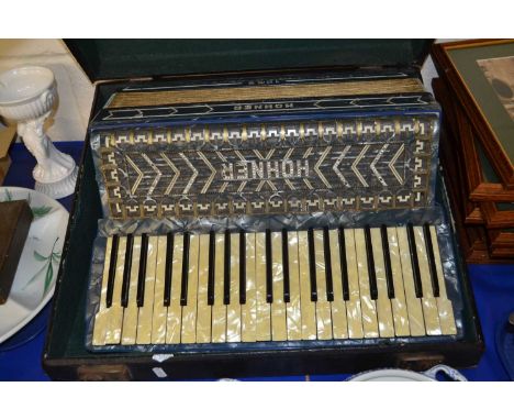 Vintage Hohner 1055 accordion, cased