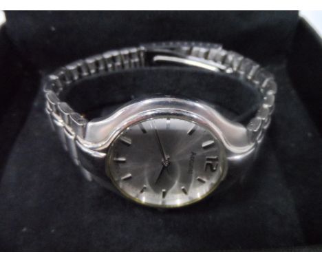Gents vintage Accurist (MB074) wristwatch with stainless steel strap, compete with original papers, links &amp; box 